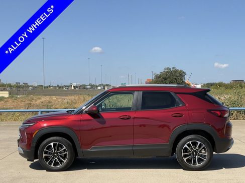 Used 2025 Chevrolet TrailBlazer LT AWD/4WD image 3