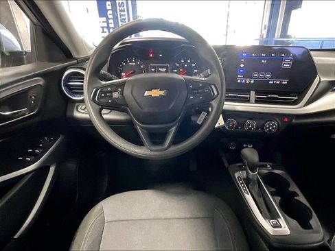 Used 2024 Chevrolet Trax LS w/ LS Convenience Package FWD image 17