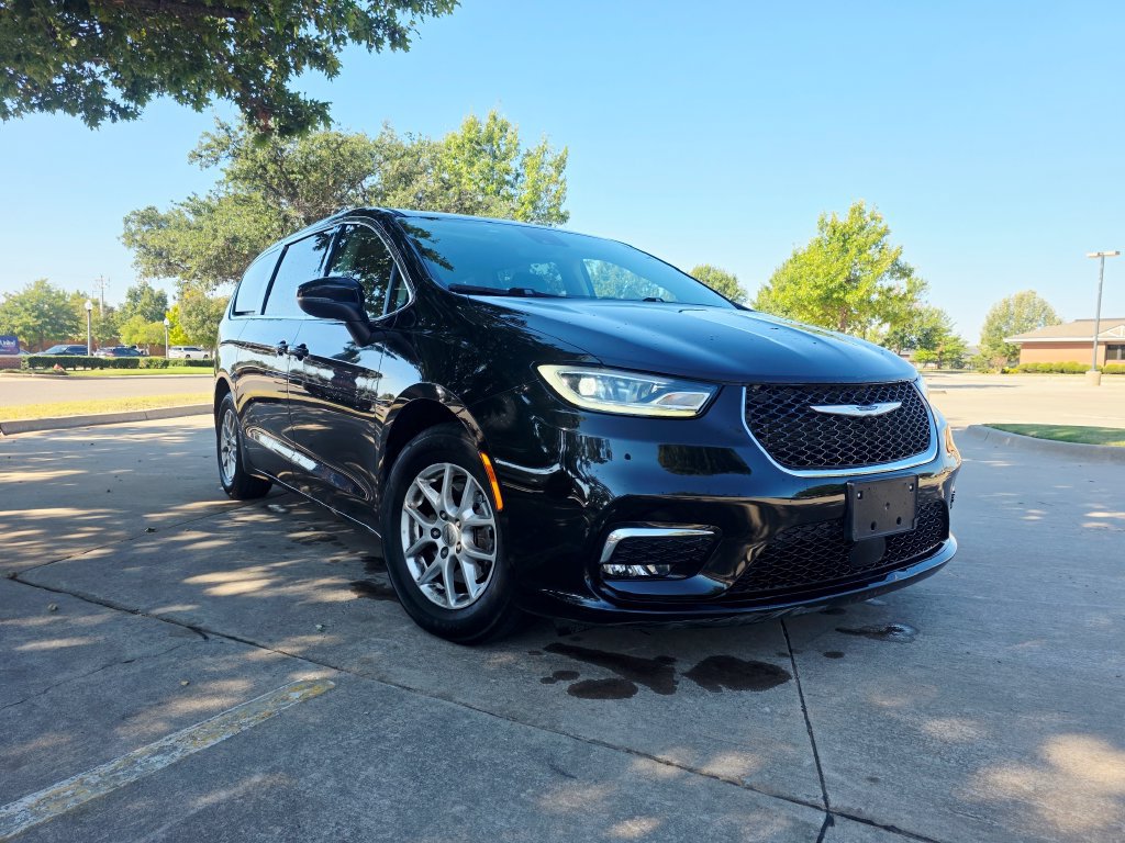 Used 2023 Chrysler Pacifica Touring-L FWD image 5