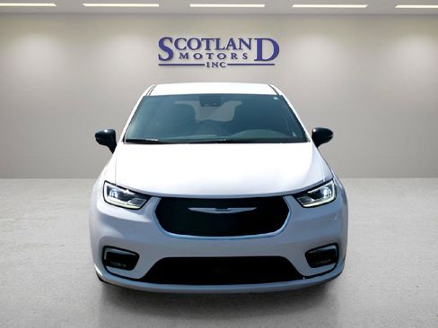 Used 2025 Chrysler Pacifica Select FWD image 3