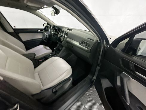 Used 2018 Volkswagen Tiguan SE w/ Panoramic Sunroof Package image 30