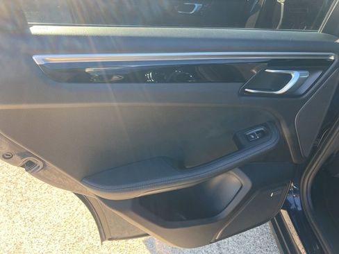 Used 2022 Porsche Macan image 11