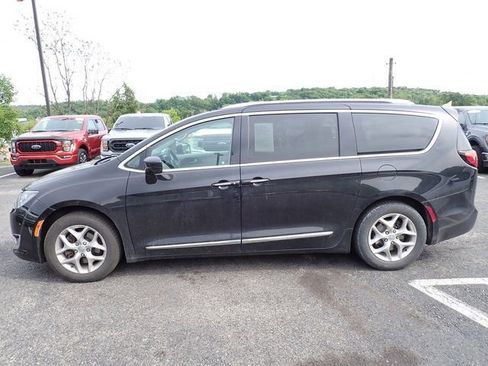 Used 2018 Chrysler Pacifica Touring-L Plus w/ Tire & Wheel Group FWD image 2