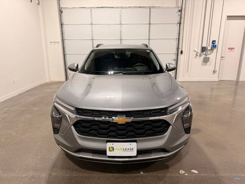 Used 2025 Chevrolet Trax LT FWD image 2