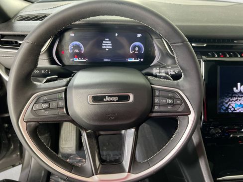 Used 2023 Jeep Grand Cherokee Altitude image 11