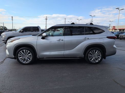 Used 2023 Toyota Highlander Platinum AWD/4WD image 2