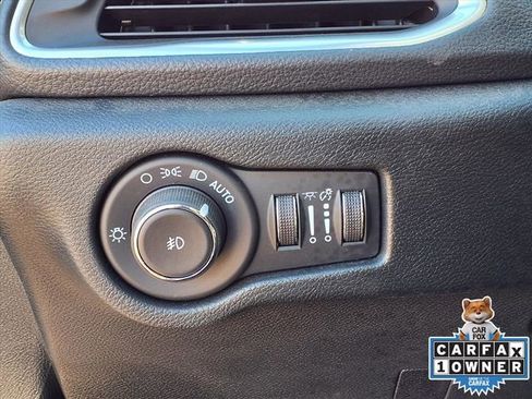 Used 2026 Chrysler Pacifica Limited w/ Uconnect Theater Family Group FWD image 5