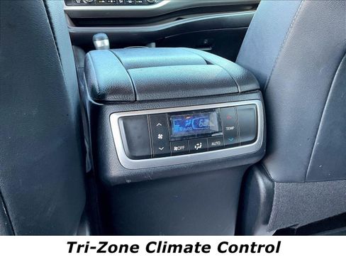Used 2019 Toyota Highlander XLE AWD/4WD image 10