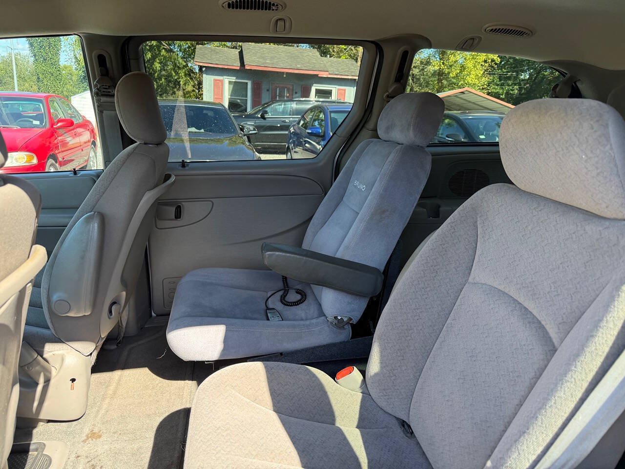 Used 2002 Chrysler Town & Country eL FWD image 17