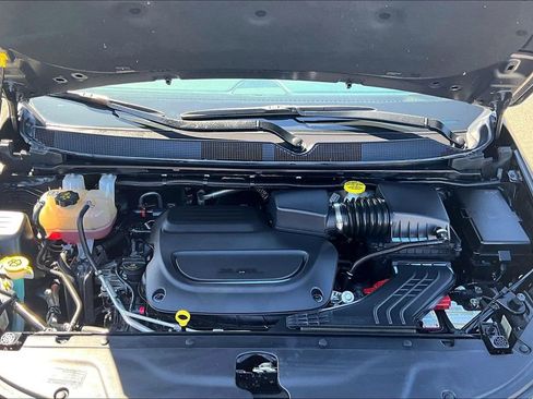 Used 2023 Chrysler Pacifica Limited FWD image 10