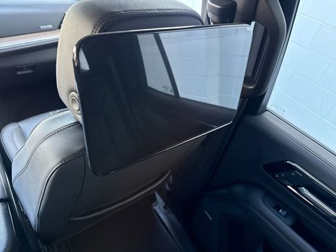 Used 2025 Chevrolet Tahoe High Country AWD/4WD image 16