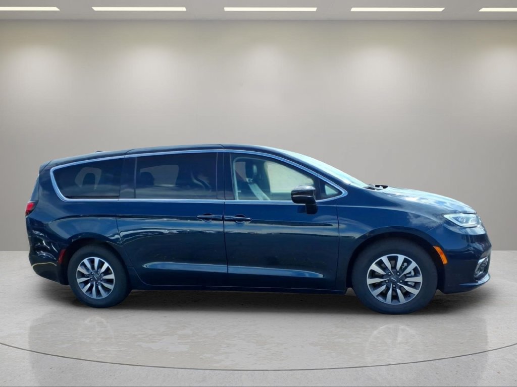 Used 2024 Chrysler Pacifica Limited FWD image 2