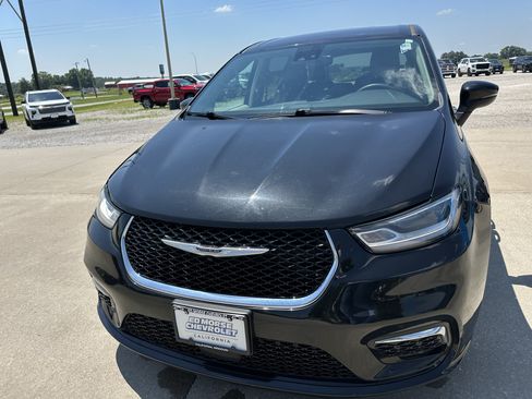 Used 2023 Chrysler Pacifica Touring-L FWD image 10