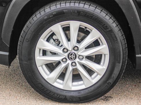 Used 2023 Toyota Corolla Cross LE image 10