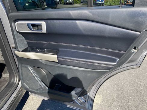 Used 2021 Ford Explorer XLT AWD/4WD image 40