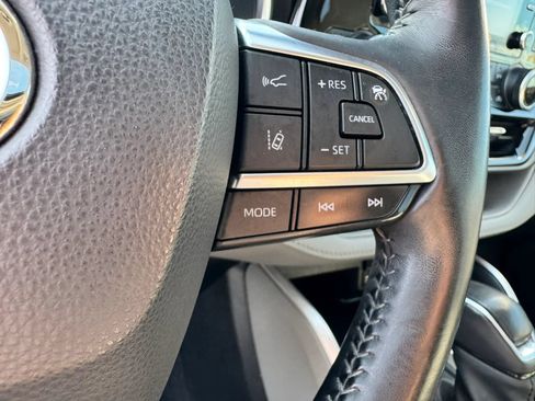 Used 2020 Toyota Highlander XLE AWD/4WD image 30