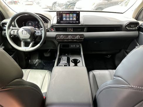 Used 2025 Honda Pilot Touring image 9