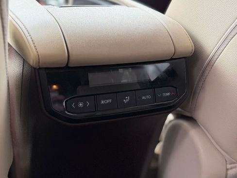 Used 2021 Toyota Highlander Limited image 12