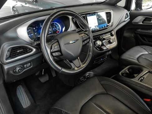 Used 2021 Chrysler Pacifica Touring-L w/ Uconnect Theater Family Group FWD image 2