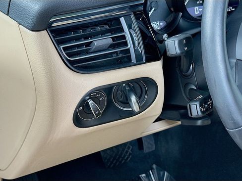 Used 2025 Porsche Macan image 11