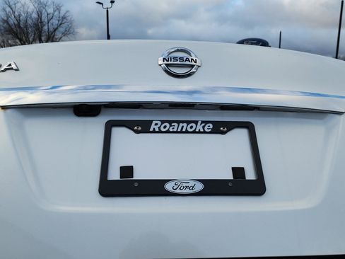 Used 2017 Nissan Sentra SL image 5