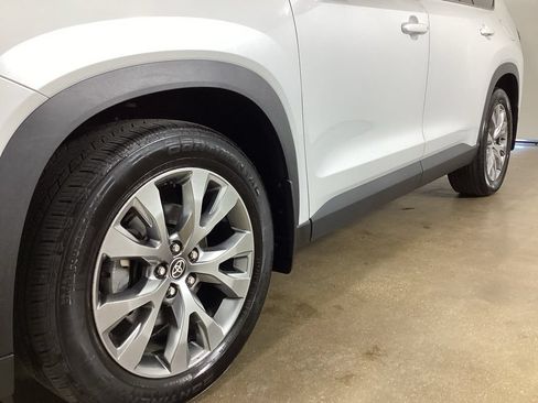 Used 2024 Toyota Grand Highlander AWD image 2