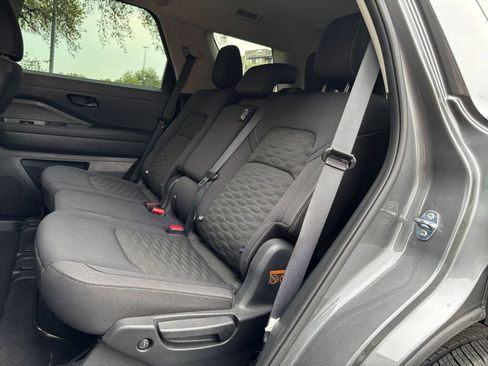 Used 2025 Nissan Pathfinder SV image 21