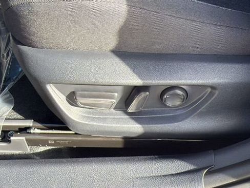 Used 2025 Toyota Camry LE w/ Convenience Package image 19