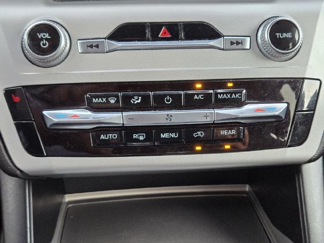 Used 2024 Ford Explorer XLT AWD/4WD image 18