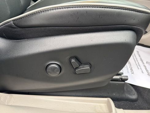 Used 2024 Chrysler Pacifica Limited image 32