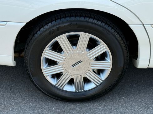 Used 2005 Lincoln Town Car Signature image 9