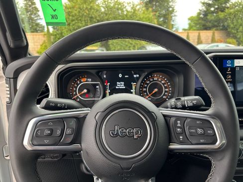 Used 2025 Jeep Wrangler Unlimited Sahara AWD/4WD image 28