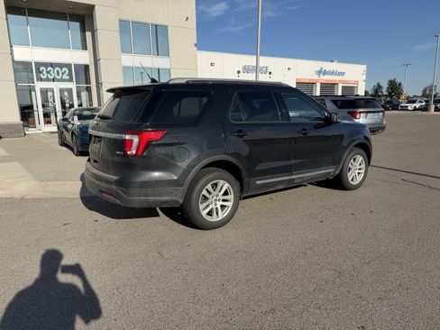 Used 2019 Ford Explorer XLT w/ Equipment Group 202A AWD/4WD image 4