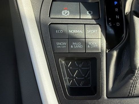 Certified 2025 Toyota RAV4 LE image 29