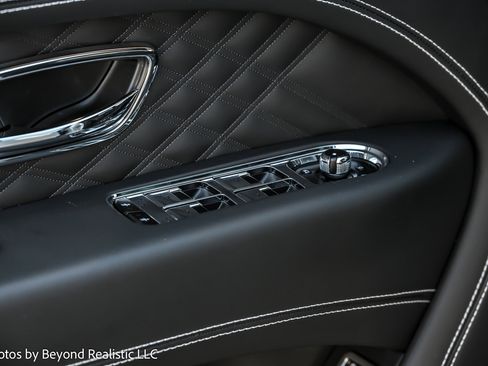 Used 2024 Bentley Bentayga image 24