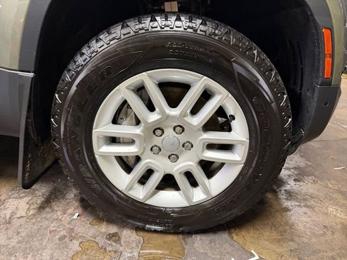 Used 2024 Land Rover Defender 110 S image 28