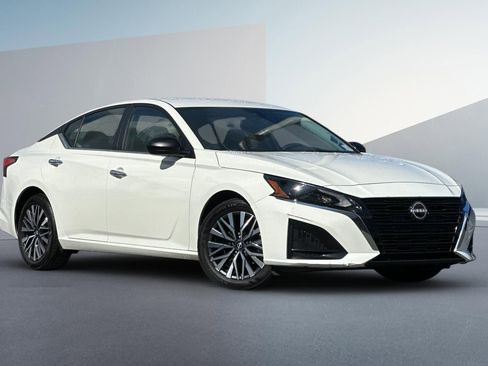Certified 2025 Nissan Altima 2.5 SV FWD image 2