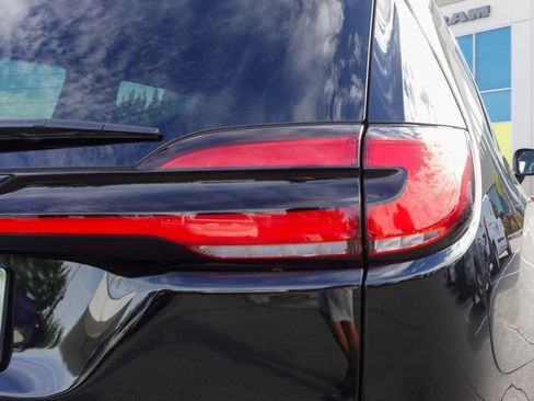Used 2026 Chrysler Pacifica Limited w/ S Appearance Package FWD image 6