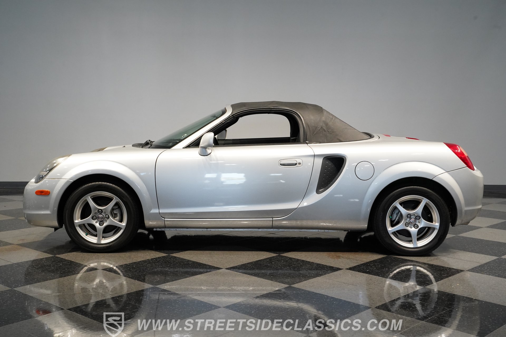Used 2001 Toyota MR2 RWD image 2