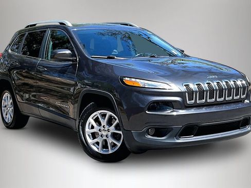 Used 2017 Jeep Cherokee Latitude w/ Comfort/Convenience Group FWD image 2