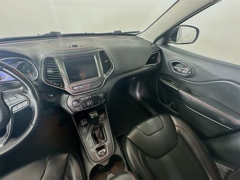 Used 2019 Jeep Cherokee Trailhawk w/ Comfort/Convenience Group image 11