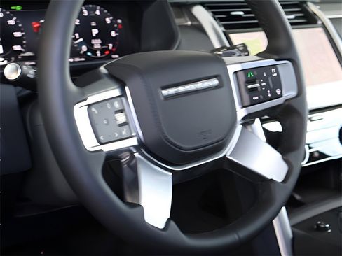 Used 2025 Land Rover Discovery Metropolitan Edition image 42