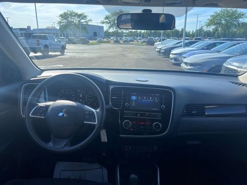 Used 2019 Mitsubishi Outlander ES AWD/4WD image 18