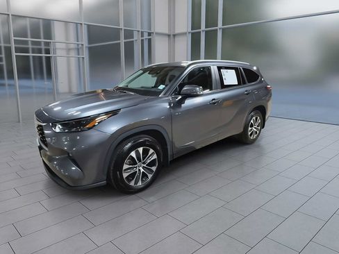 Used 2023 Toyota Highlander XLE AWD/4WD image 4
