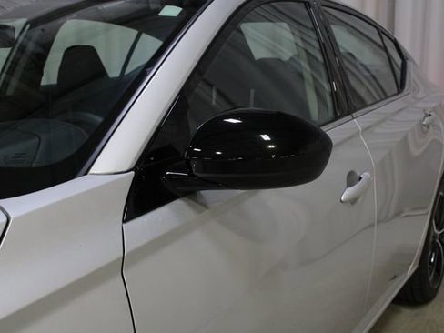 Used 2025 Nissan Altima 2.5 SR FWD image 33