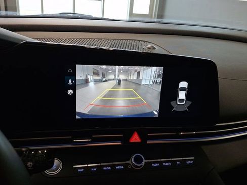 Used 2023 Hyundai Elantra Limited w/ Preferred Accessory Package image 17