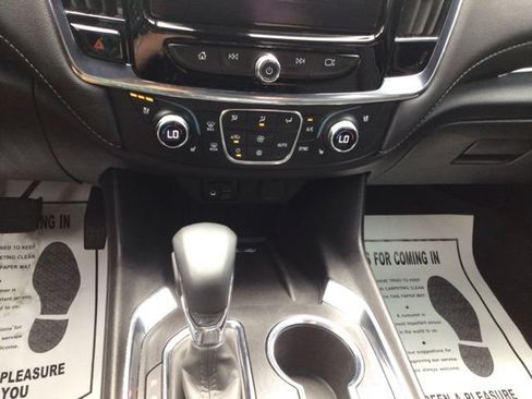 Used 2023 Chevrolet Traverse Premier FWD image 16