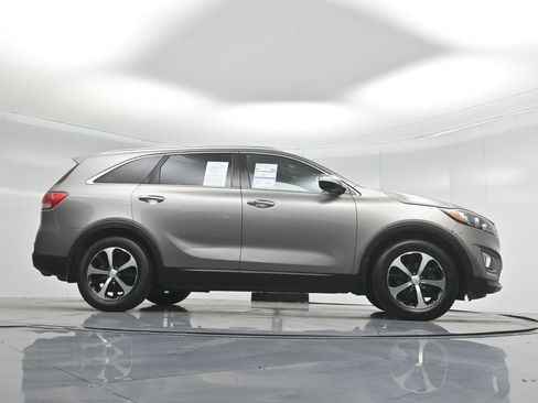 Used 2017 Kia Sorento EX image 47