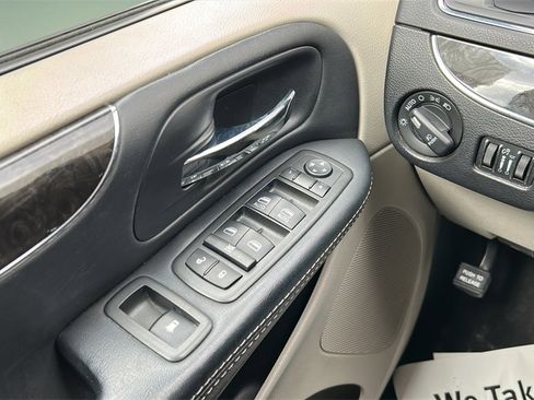 Used 2014 Chrysler Town & Country Touring image 18