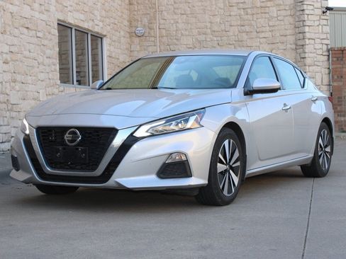 Used 2021 Nissan Altima 2.5 SV image 2